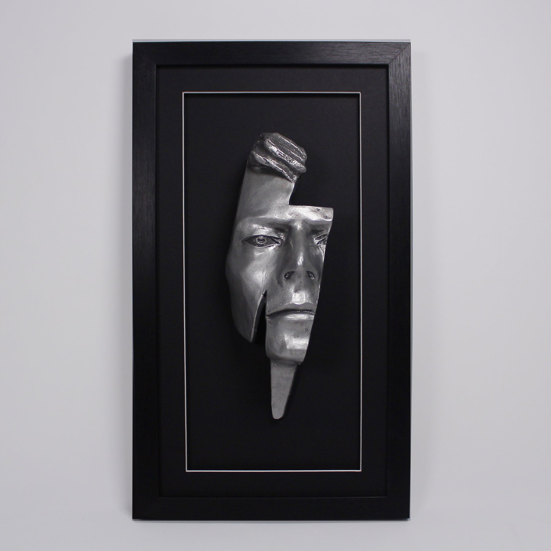 David Bowie フレイム　ピクチャー LED 'Ziggy Flash' David Bowie Painted Ceramic Face Sculpture